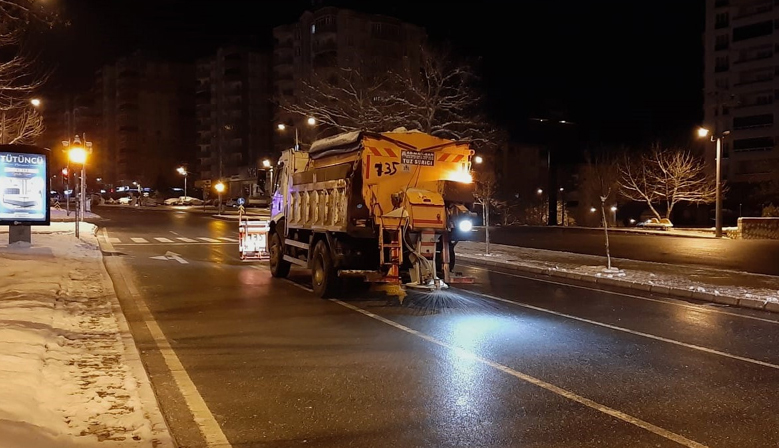 Kahramanmaraş Büyükşehir’den Buzlanmaya Karşı Gece Mesaisi