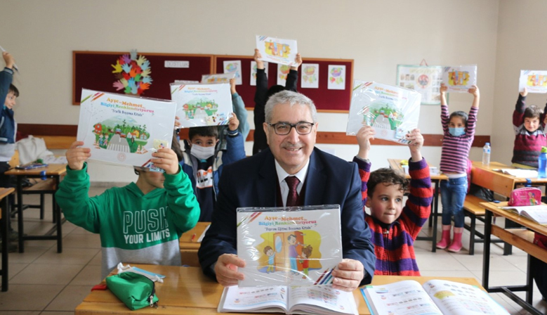 Başkan Yılmazcan’dan Çocuklara Boyama Kitabı