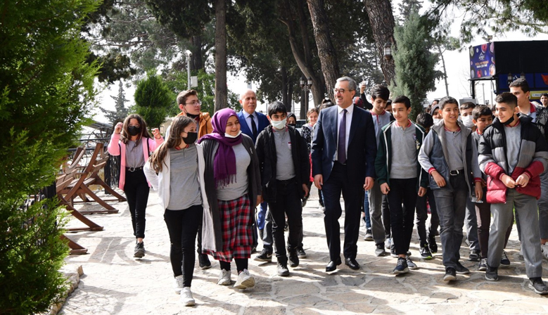 Hayrettin Güngör Tarihi Maraş Kalesi’nde Gençlerle Buluştu