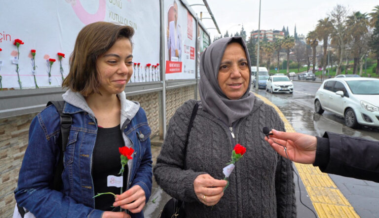 Kadınlar Gününde Şehir Karanfillerle Donatıldı