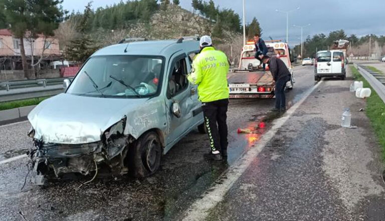 Kahramanmaraş’ta Hafif ticari aracın devrilmesi sonucu 3 kişi yaralandı