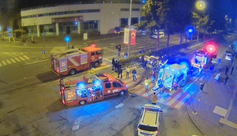 Kamyonetle çarpışan otomobil alev aldı: 1 kişi öldü 4 kişi yaralandı