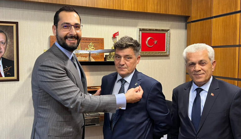 Kooperatif Başkanına AK Parti Rozetini milletvekili Sezal taktı!