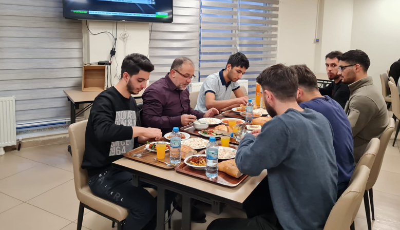 Başkan Güven öğrencilerle iftar yaptı!