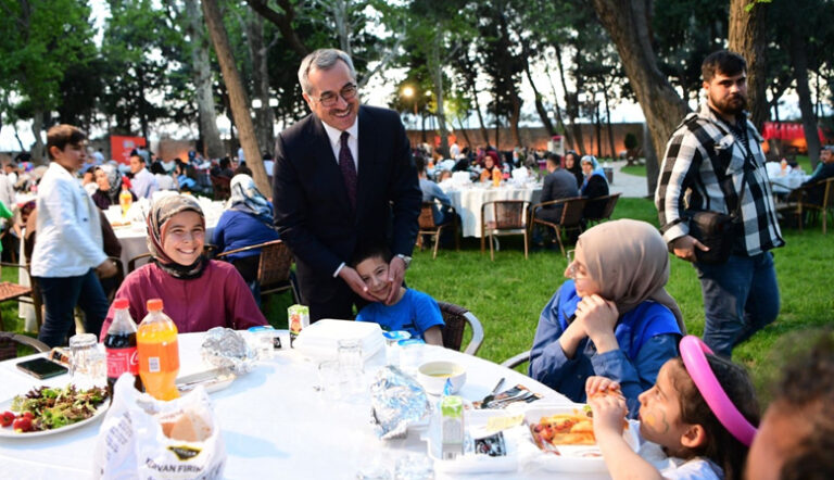 Güngör, Maraş Kalesi’nde çocuklarla bir araya geldi