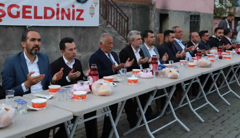 Ak Parti Çağlayancerit’te iftar sofrasında buluştu!