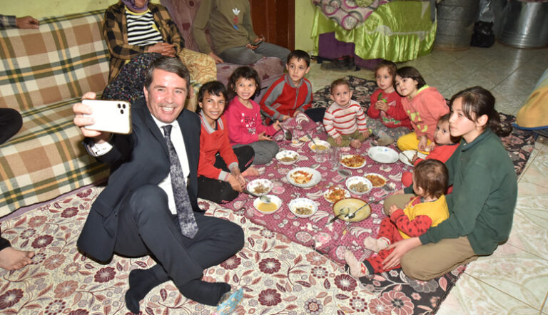BAŞKAN OKUMUŞ; SÜPRİZLERLE ÇAT KAPI EV ZİYARETLERİNDE BULUNUYOR