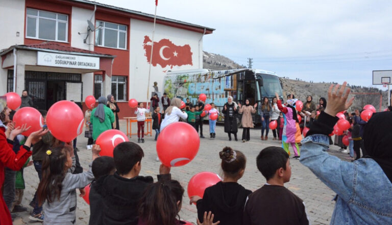 Gezici Kütüphane Miniklerle Buluştu