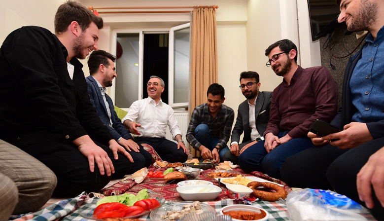 Hayrettin Güngör Gençlerle Sahur Yaptı