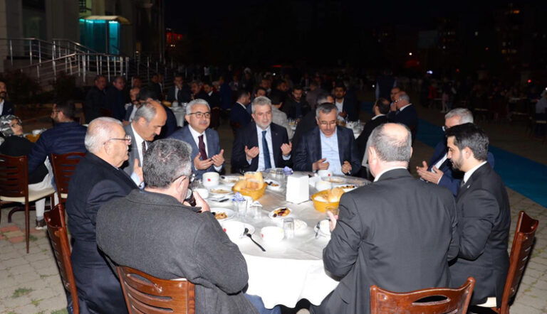Hayrettin Güngör, TÜGVA Kahramanmaraş İl Temsilciliğinin iftar yemeğine katıldı