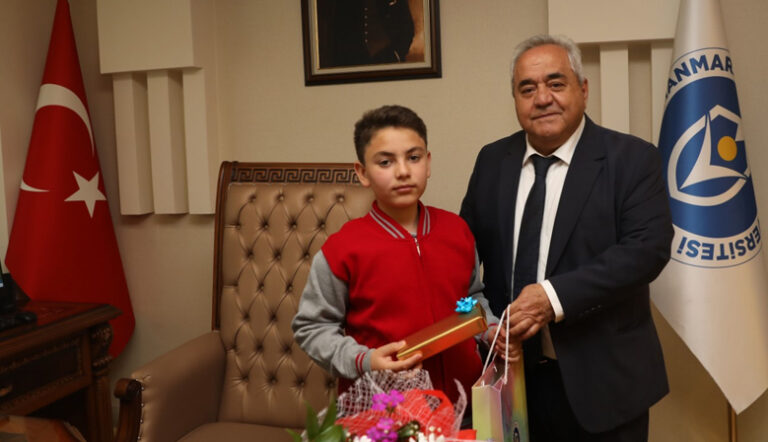 KİÜ’DE 23 NİSAN’IN TEMSİLİ REKTÖRÜ, 5. SINIF ÖĞRENCİSİ EYÜP PURTAŞ OLDU