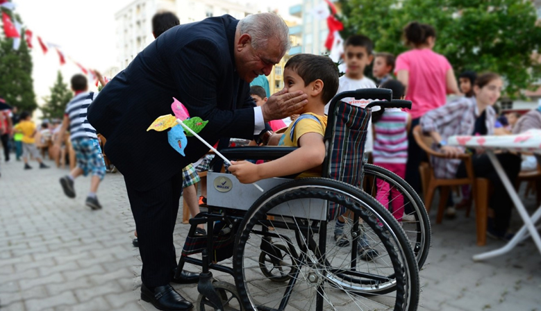 Başkan Mahçiçek; İlgimizi gösterelim, engelleri kaldıralım