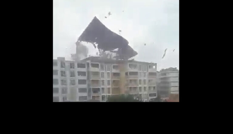 Afşin’de şiddetli rüzgar apartmanın çatısını uçurdu