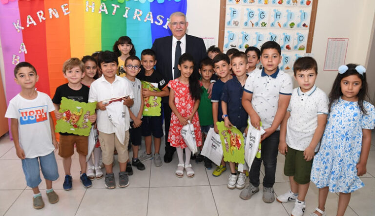 Başkan Mahçiçek, minik öğrencilerin karne heyecanına ortak oldu