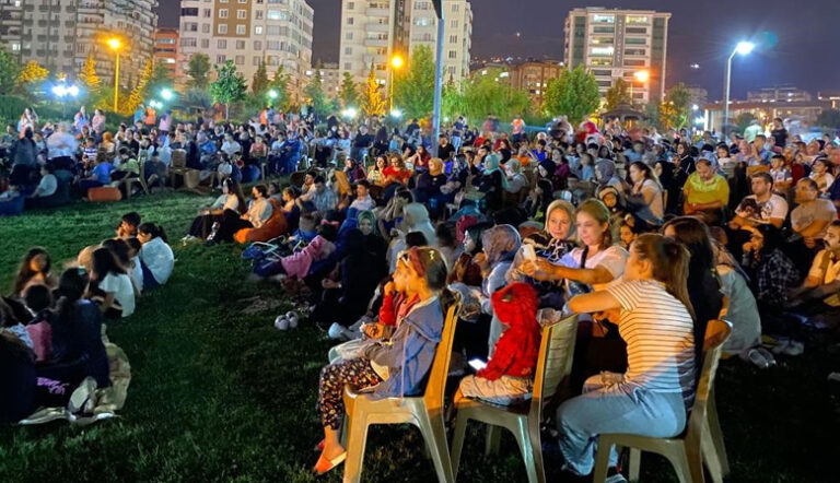 Kahramanmaraş’ta Açık Hava Sinemasına Yoğun İlgi