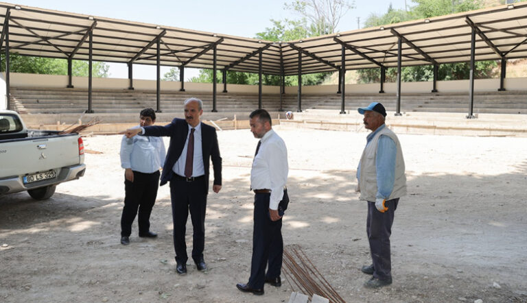 DULKADİROĞLU BELEDİYESİ DEREKÖY GÜREŞ SAHASI’NI YENİLEDİ
