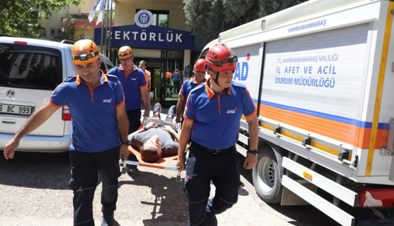 KİÜ’DE DEPREM TATBİKATI GERÇEKLEŞTİRİLDİ