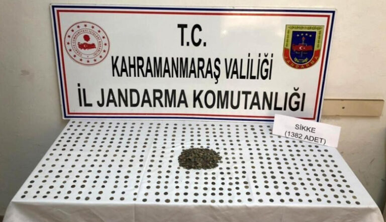 Kahramanmaraş’ın Türkoğlu ilçesinde 1382 sikke ele geçirildi.