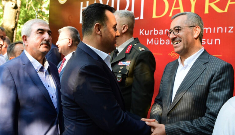 Başkan Güngör Protokol Üyeleri ve Vatandaşlarla Bayramlaştı