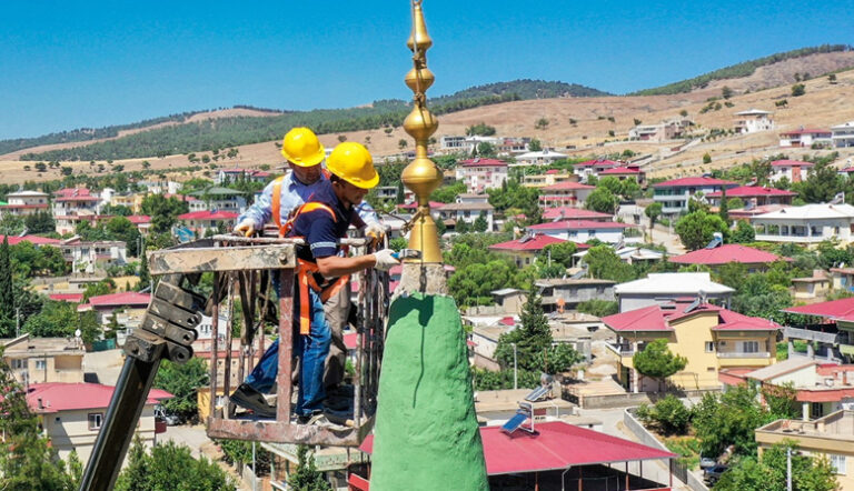 DULKADİROĞLU BELEDİYESİ EKİPLERİ TEVEKKELİ CAMİİ’NİN HASARINI ONARDI