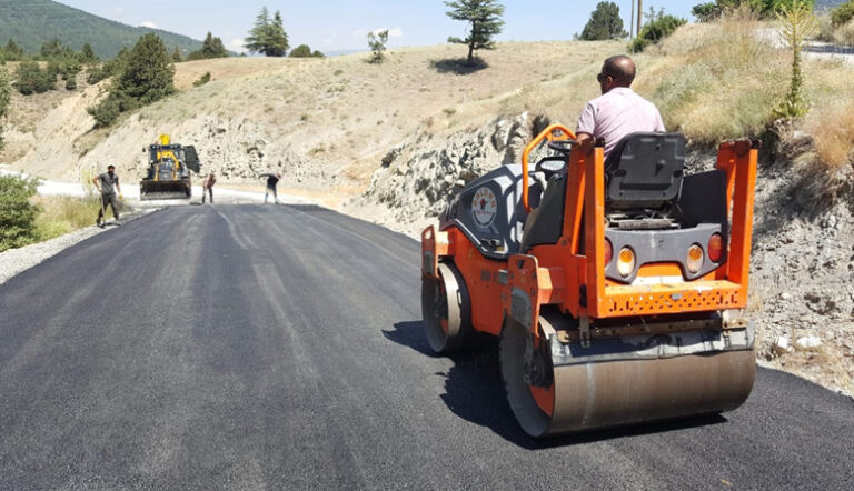 Büyükşehir Göksun’da Yol Yenileme Çalışmalarını Sürdürüyor