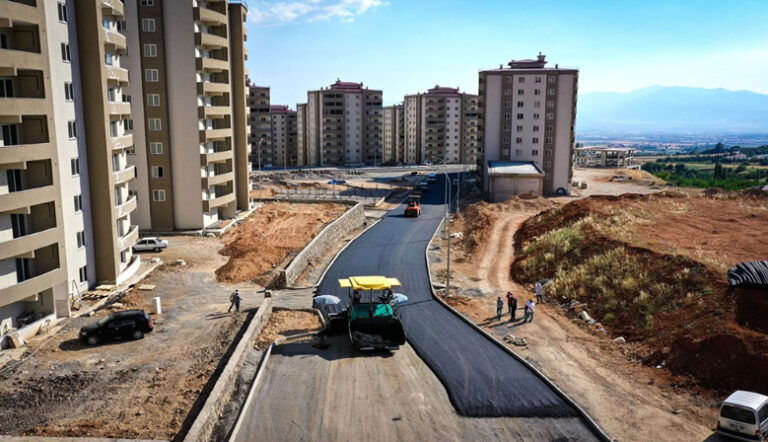 DULKADİROĞLU BELEDİYESİ’NDEN YENİKENT’TE ASFALT ÇALIŞMASI