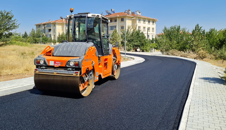 Afşin’de asfalt çalışmaları hız kesmeden devam ediyor