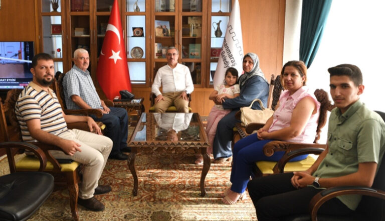 Başkan Güngör, Şehit Barış Göl’ün Ailesini Makamında Ağırladı