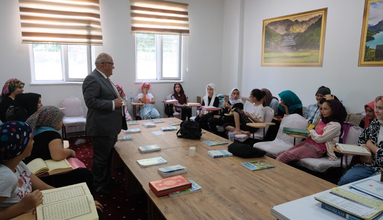 Başkan Mahçiçek, Kur’an Eğitim Merkezi’nde öğrencilerle buluştu