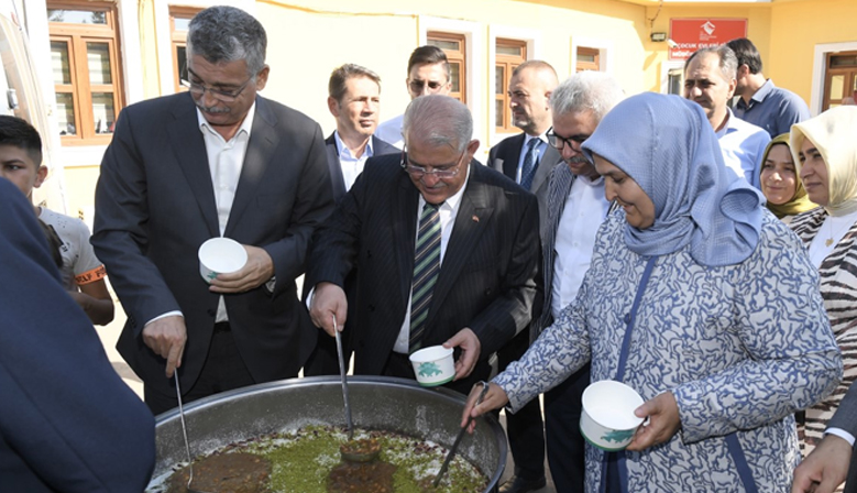 Onikişubat Belediyesi’nden Sevgi Evleri’ndeki çocuklara anlamlı aşure ikramı