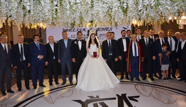 SULAR VE ÇİÇEKÇİ AİLESİNİN MUTLU GÜNÜ