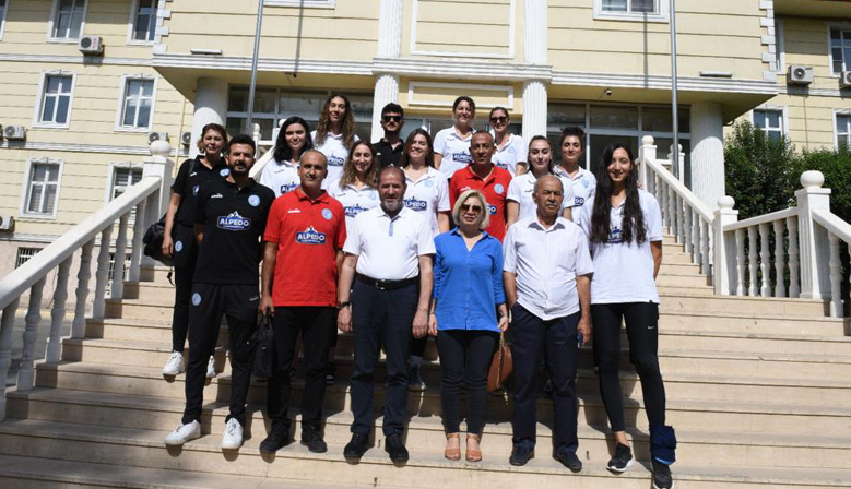 Alpedo Kadın Voleybol Takımından Vali Coşkun ve yardımcılarına ziyaret!