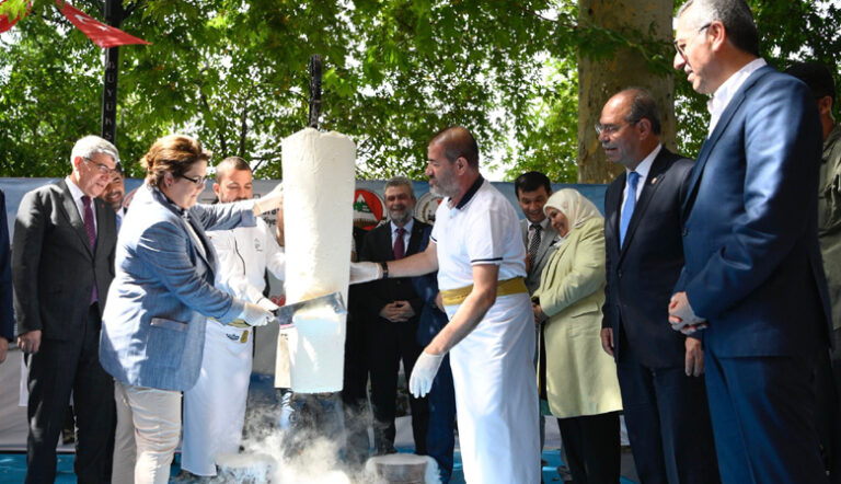 BAKAN YANIK ALPEDO MARAŞ DONDURMASINI SATIRLA KESTİ!
