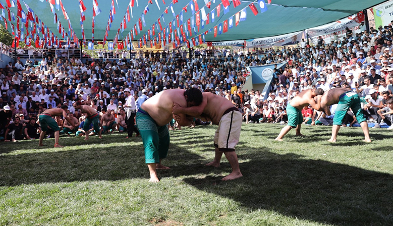 BOYALI GÜREŞLERİ NEFES KESTİ SPORCU VE SEYİRCİ KATILIMIYLA KIRKPINARI ARATMADI