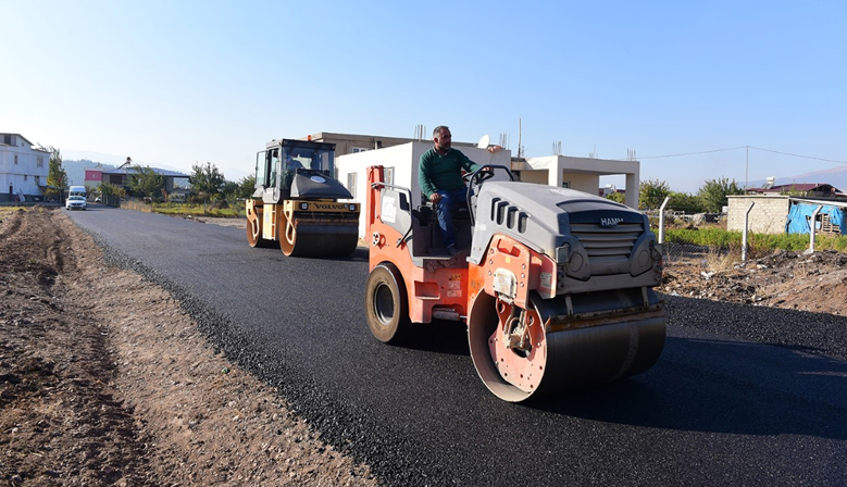 DULKADİROĞLU’NDA ASFALT ÇALIŞMALARI TÜM HIZIYLA DEVAM EDİYOR