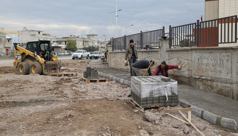 DULKADİROĞLU’NDA KİLİT PARKE ÇALIŞMASI