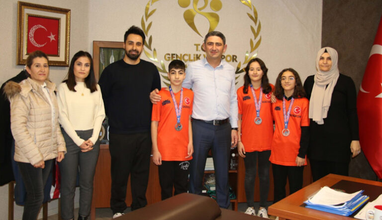 KAHRAMANMARAŞ’LI YÜZÜCÜLERİN YILDIZI PARLIYOR