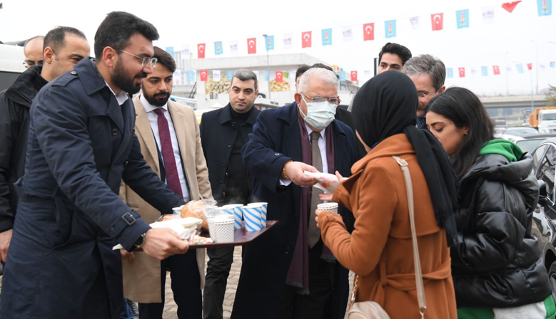 Onikişubat Belediyesi’nden öğrencilere sıcak çorba, simit ve çay ikramı