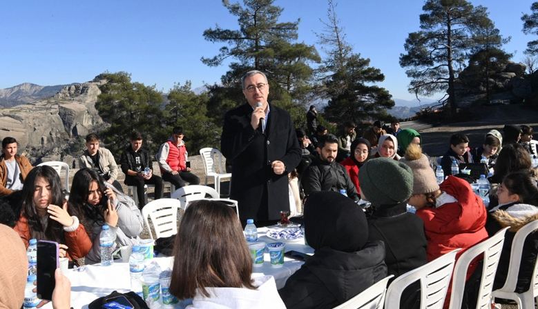 Başkan Güngör, Ali Kayası’nda Gençlerle Bir Araya Geldi