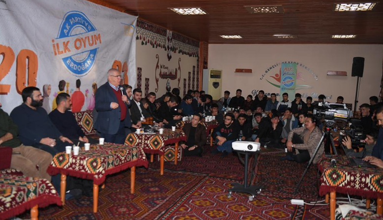 Başkan Mahçiçek, ilk kez oy kullanacak gençlerin sorularını yanıtladı