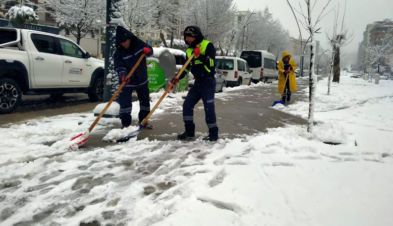 Kahramanmaraş’ta Yaya Yollarında Kar Temizliği