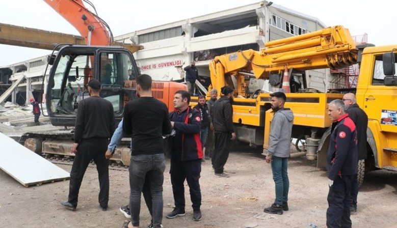 Kahramanmaraş’ta ağır hasarlı fabrikaya giren işçiler, enkaz altında kaldı: 1 ölü, 4 yaralı