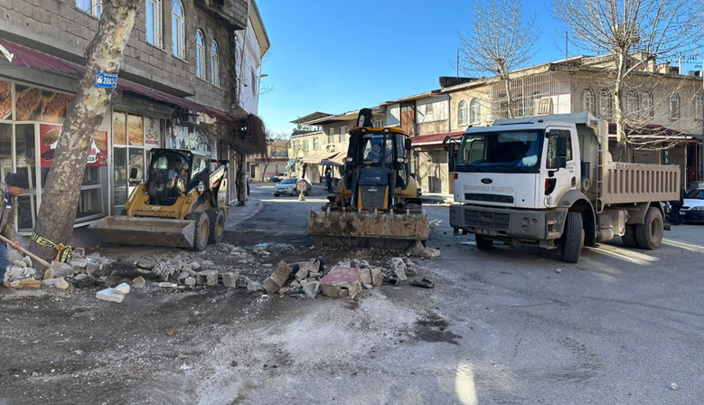 DULKADİROĞLU’NDA ARA SOKAKLAR MOLOZLARDAN TEMİZLENİYOR