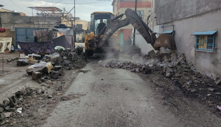 DULKADİROĞLU’NDA SOKAK ARALARINDA HAFRİYAT KALDIRMA ÇALIŞMALARI DEVAM EDİYOR