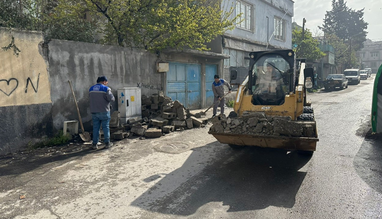 DULKADİROĞLU’NDA MOLOZ KALDIRMA ÇALIŞMALARI DEVAM EDİYOR