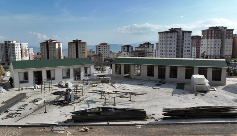 Kahramanmaraş’ta Geçici Esnaf Çarşılarının Kurulumu Sürüyor