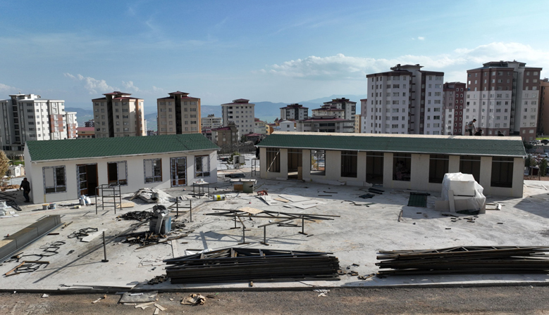 Kahramanmaraş’ta Geçici Esnaf Çarşılarının Kurulumu Sürüyor