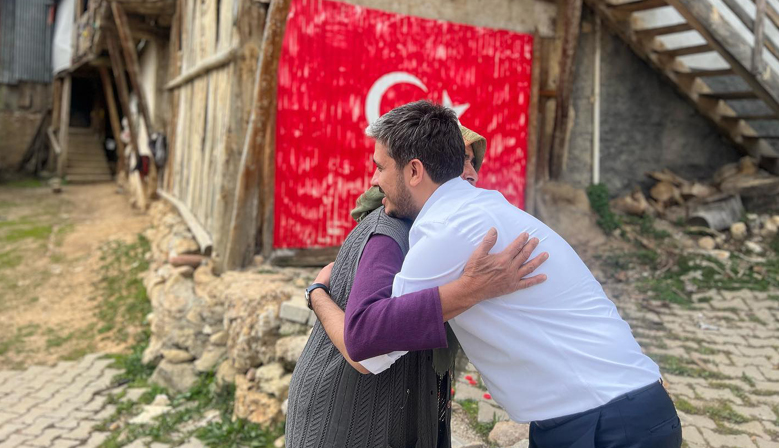 MHP’nin Genç Vekil Adayını Vatandaş Bağrına Bastı