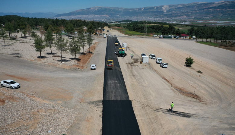 Kahramanmaraş’ta Şehir Mezarlığının Yolu Asfaltlanıyor