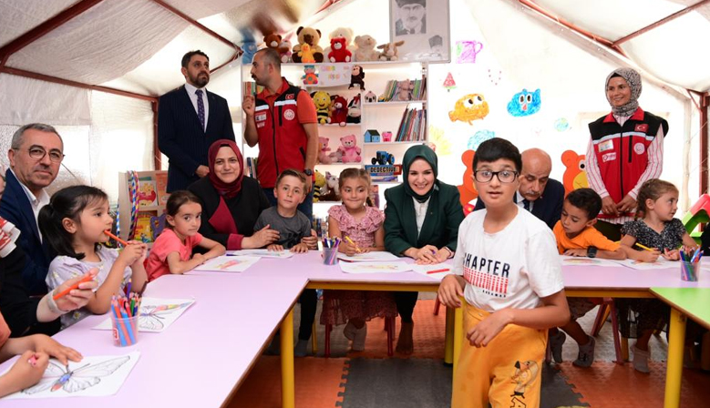 Bakan Göktaş Karacasu Geçici Barınma Merkezi’ni Ziyaret Etti